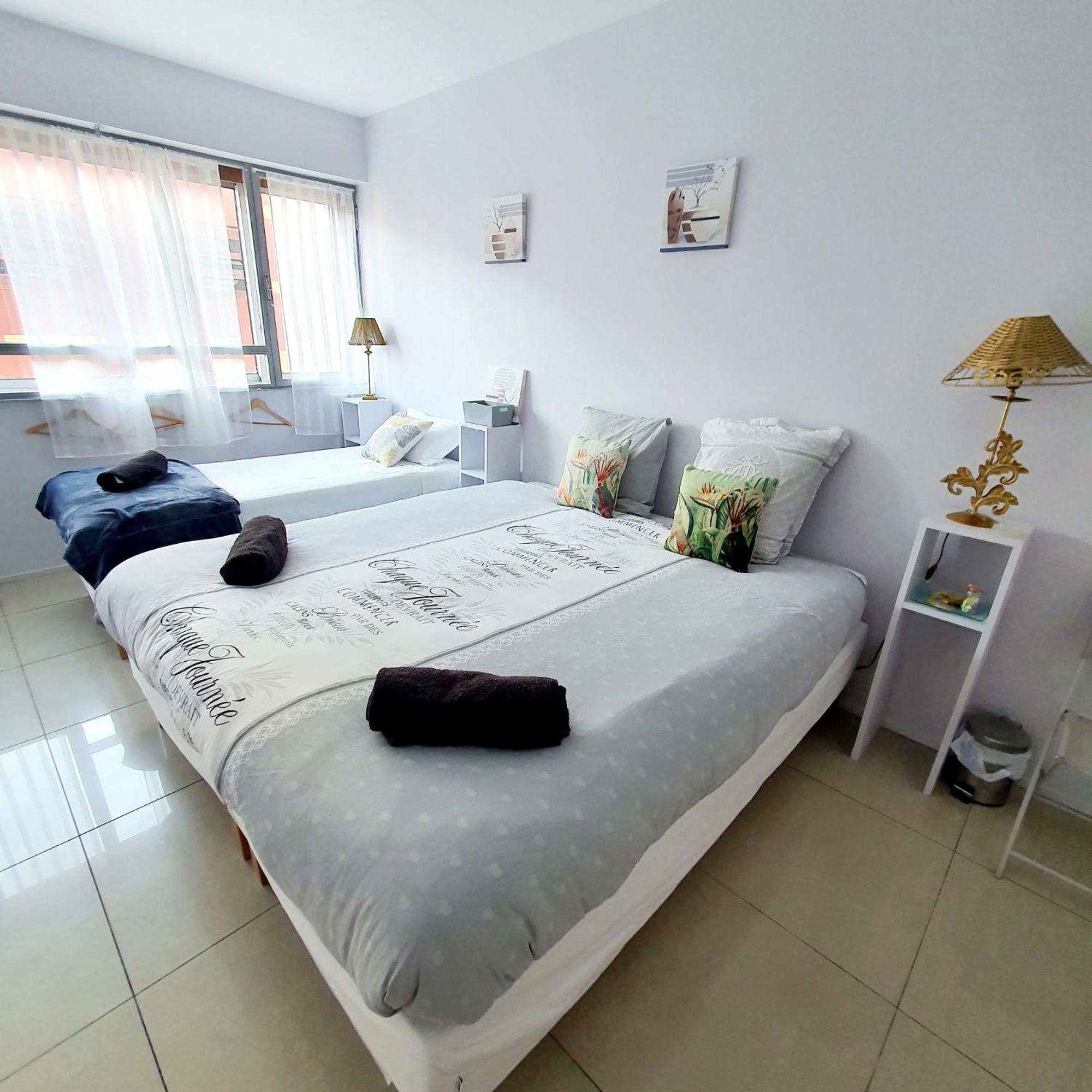 Sejour Avec Petit-dejeuner A La Demande Et Piscine A 20 Minutes De L'espagne A Le Palace Climatise Appartement *