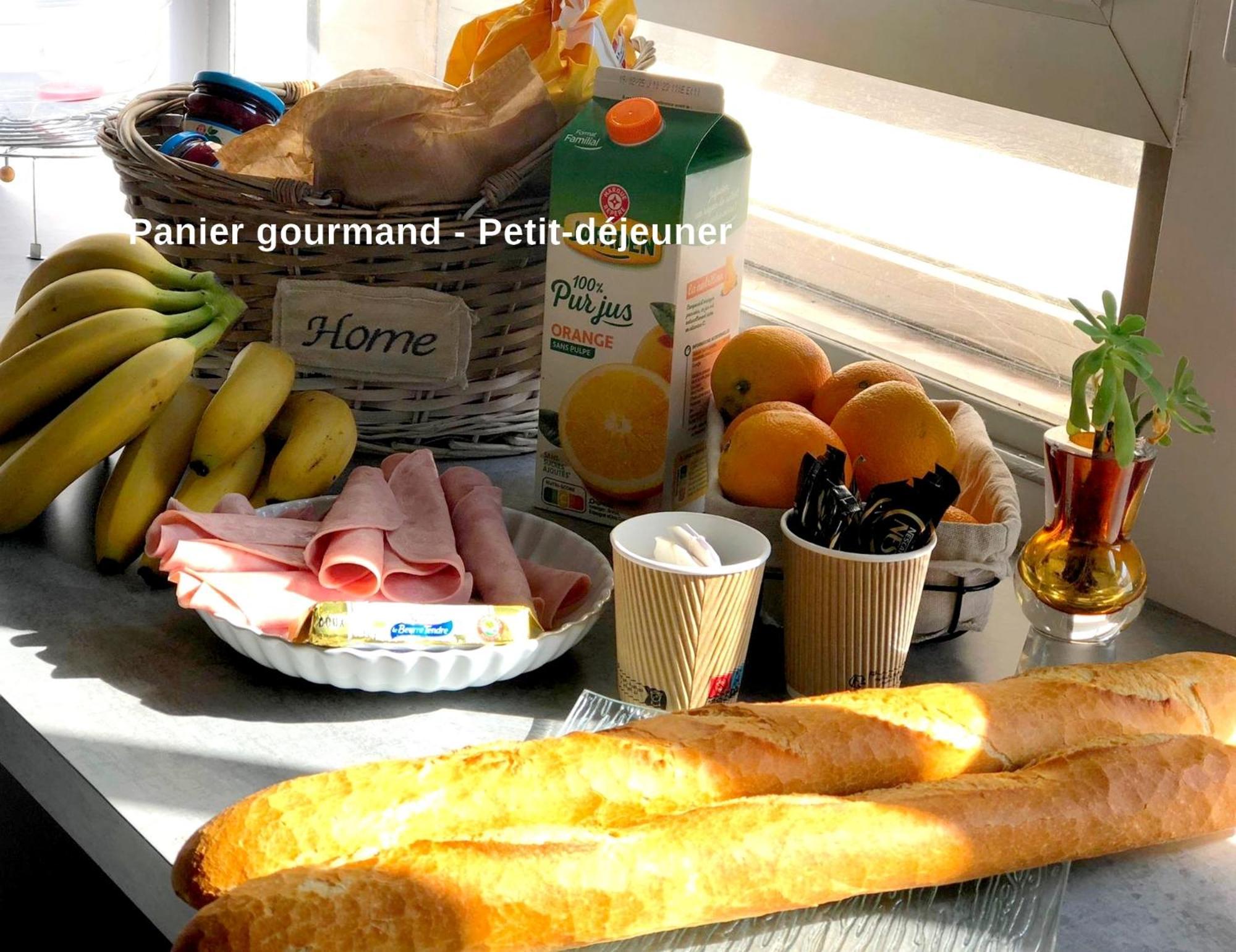 Sejour Avec Petit-dejeuner A La Demande Et Piscine A 20 Minutes De L'espagne A Le Palace Climatise Appartement